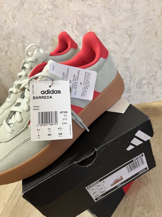 Кеди adidas нереального коліру