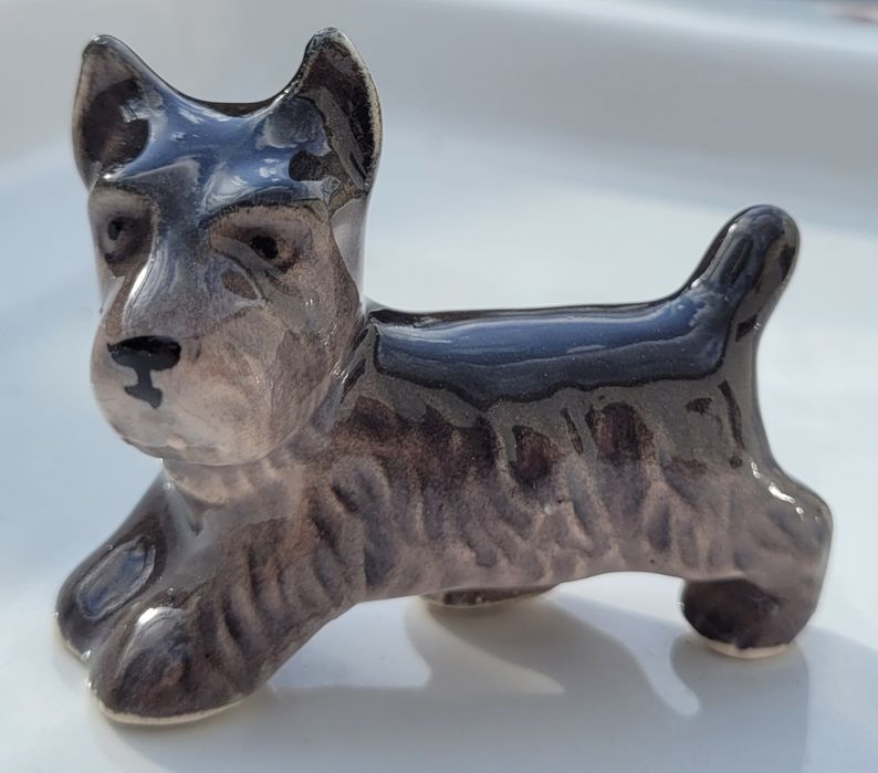 Porcelanowa figurka psa terier bądź sznaucer