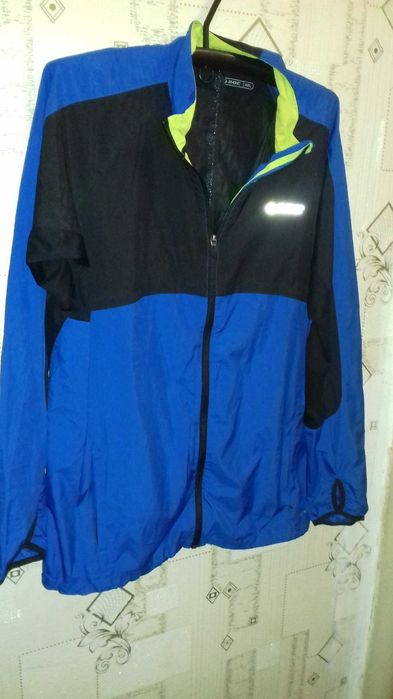 Оригінальна чоловіча спортивна курточка вітровка