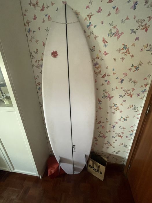 Prancha de surf 6’1 epoxy com quilhas e leash
