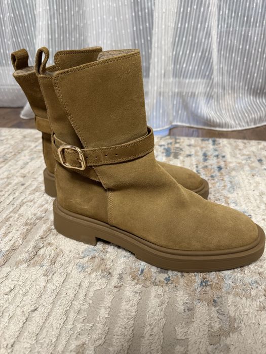 Замшеві чоботи  Zara