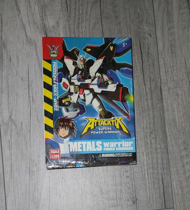 Robot model kolekcjonerska figurka  składania freedom Gundam Evolution