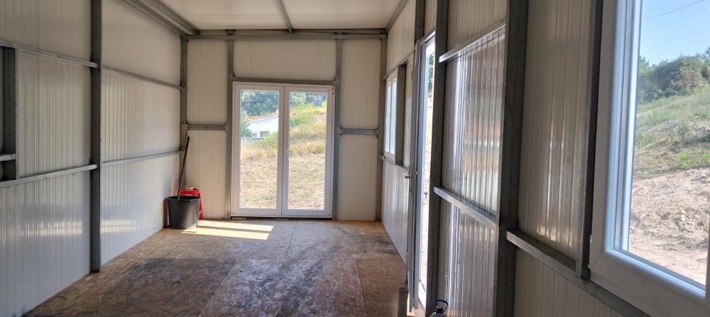 Anexo modelar com 9×3m   em aço galvanizado e painel sanduíche