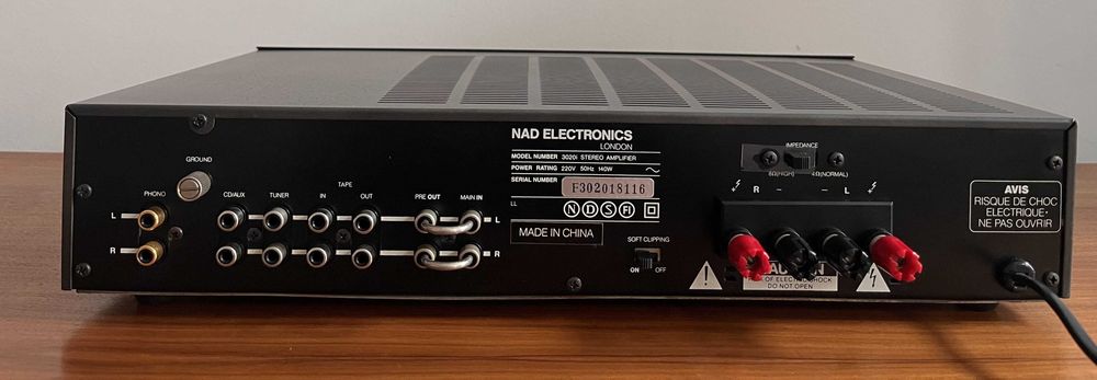 Amplificador NAD 3020i