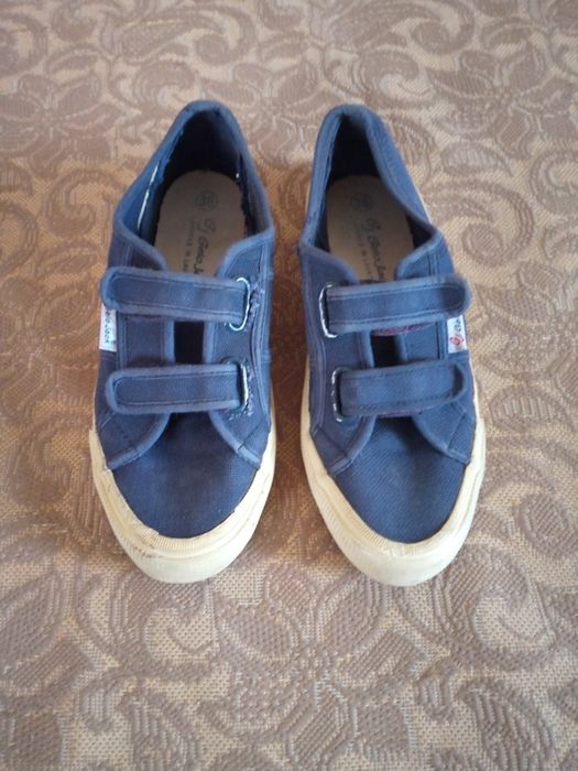 Кросівки на ліпучках.