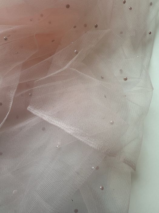 Tiulowy różowy materiał z metalicznymi perełkami/koralikami