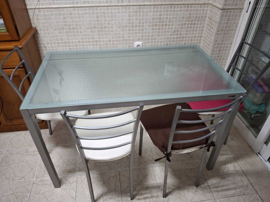 Mesa e 4 cadeiras