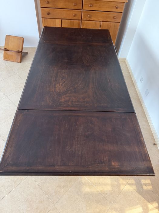 Mesa de jantar antiga em madeira escura de estilo manuelino  – Extensível