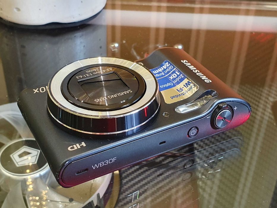 Цифровий фотоапарат Samsung WB30F з 16,2-мегапікселями , Wi-Fi