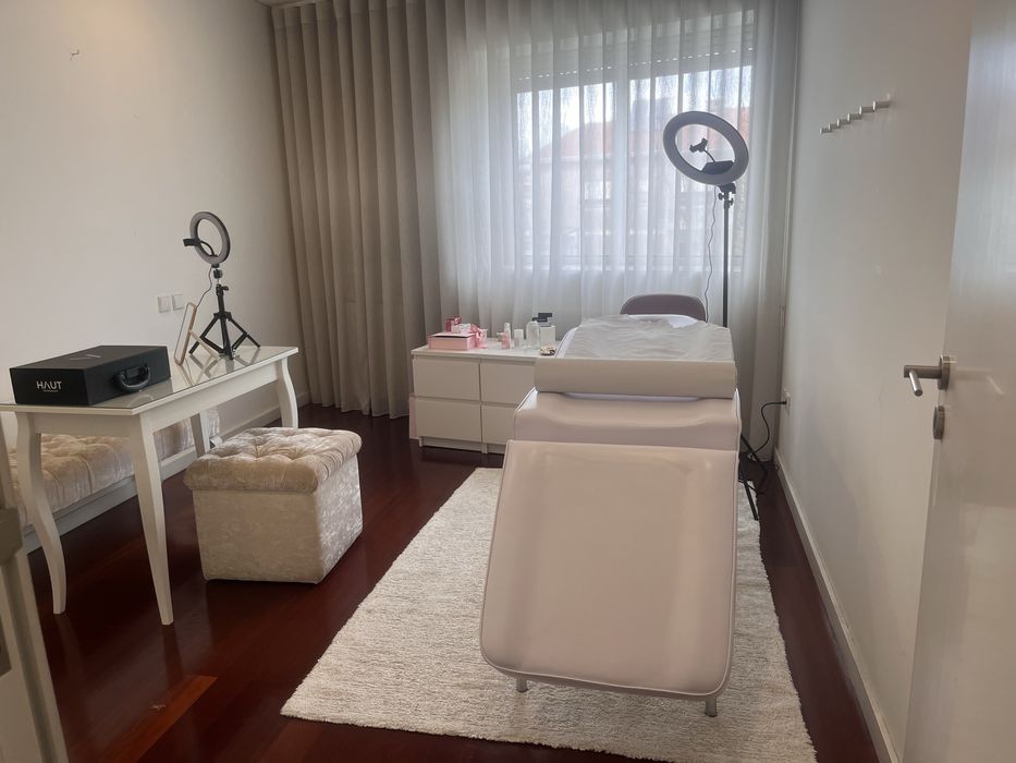 Sala para estetica completa com marquesa. Cadeira, mesa e puf .