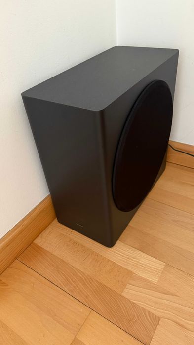 Samsung Q-930D soundbar with Subwoofer and satellite speakers