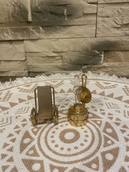 Bibeloty kolekcjonerskie pozłacane.