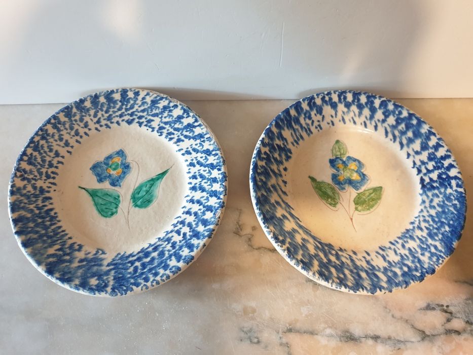 Pair of antique tin-glazed ceramic plates, 18.5 cm in diameter