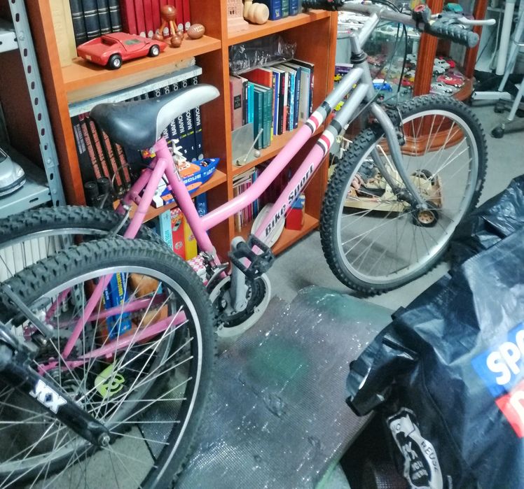 Mesas e vários artigos