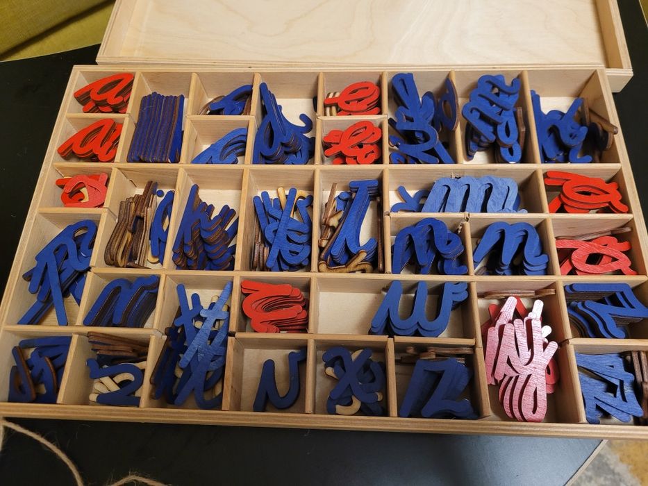 Drewniany alfabet montessori w drewniany pudełku