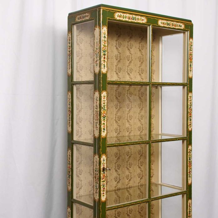 Vitrine em madeira lacada e pintada à mão