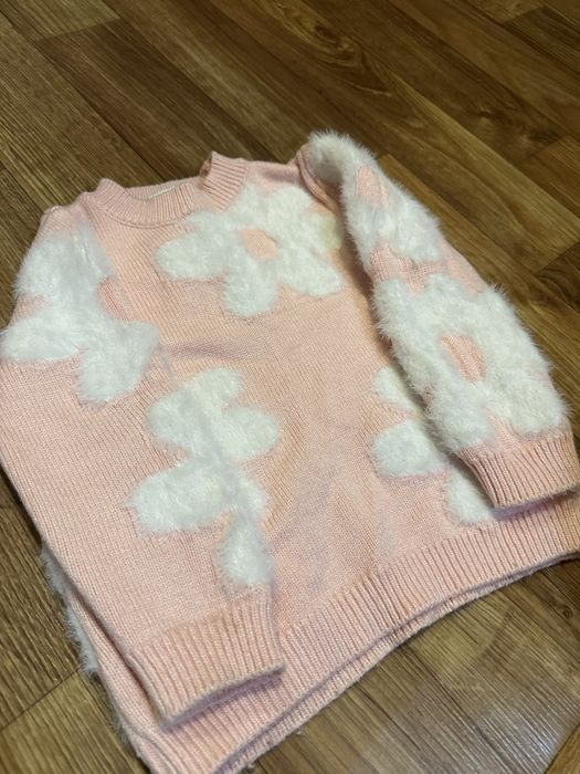 Светр на дівчинку з квітками