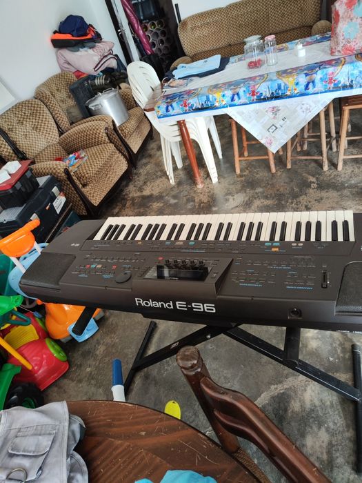 Órgão Roland E-96