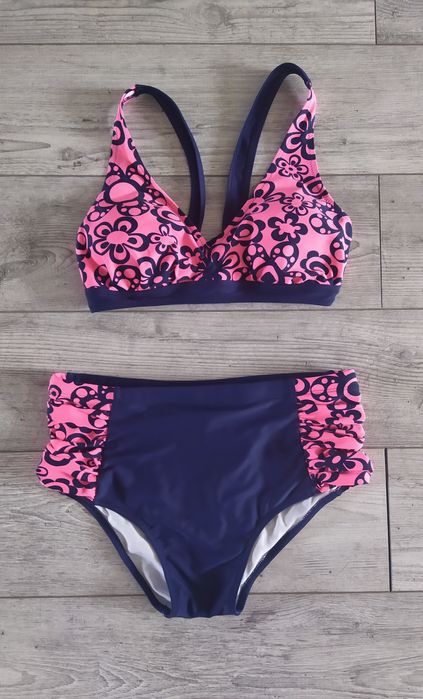 Dwa stroje kąpielowe damskie