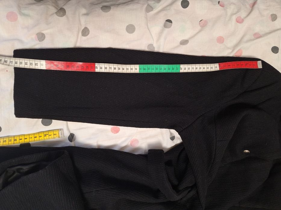 Czarny elegancki płaszcz damski.