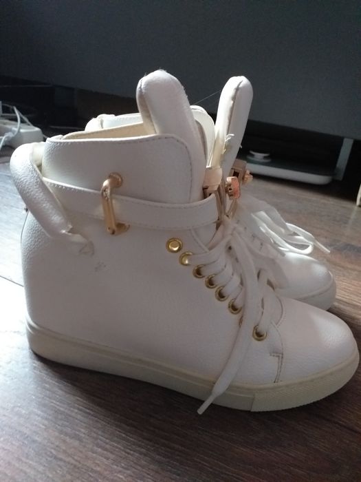 Buty z ukrytą koturną