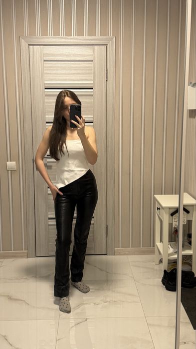 Шкіряні штани, бежеві штани, джинсові штани та чорні брюки