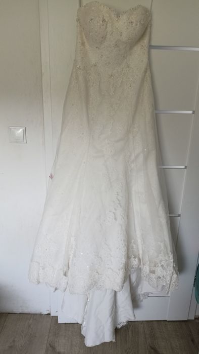 Suknia Madonna koronka perełki długi tren