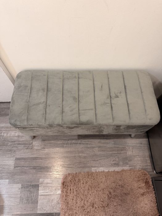 Sofa cinza com arrumação