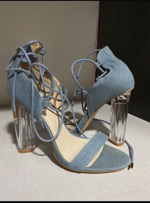 Sapatos de salto alto