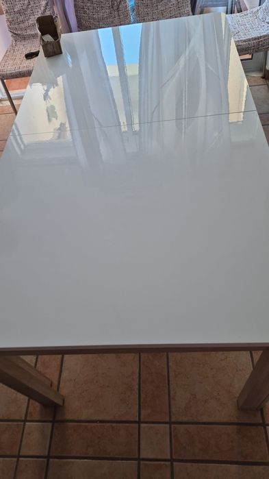 Mesa da sala branca