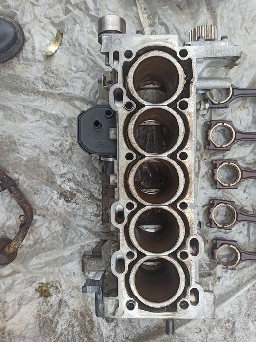 Двигун по запчастям Volvo 2.4turbo benz мотор B5244T3 XC70 V70 S80 S60
