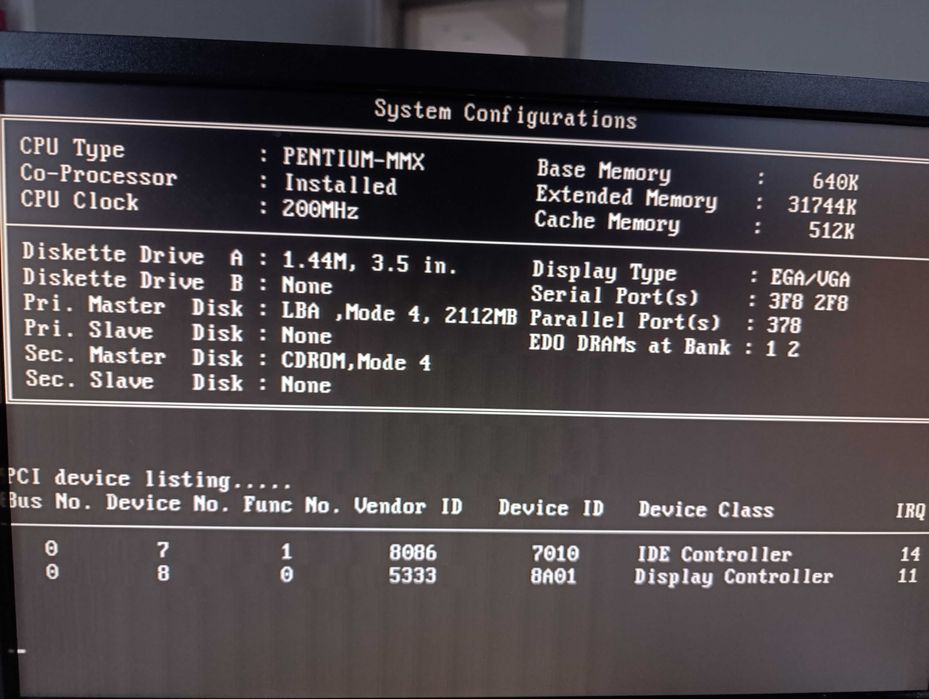 Stary komputer z procesorem Intel Pentium I MMX 200Mhz retro