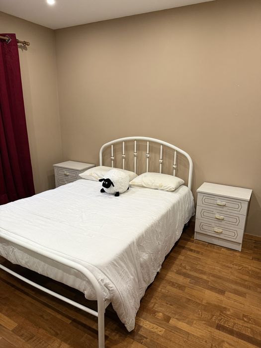 Cama de casal + colchão + 2 mesinhas