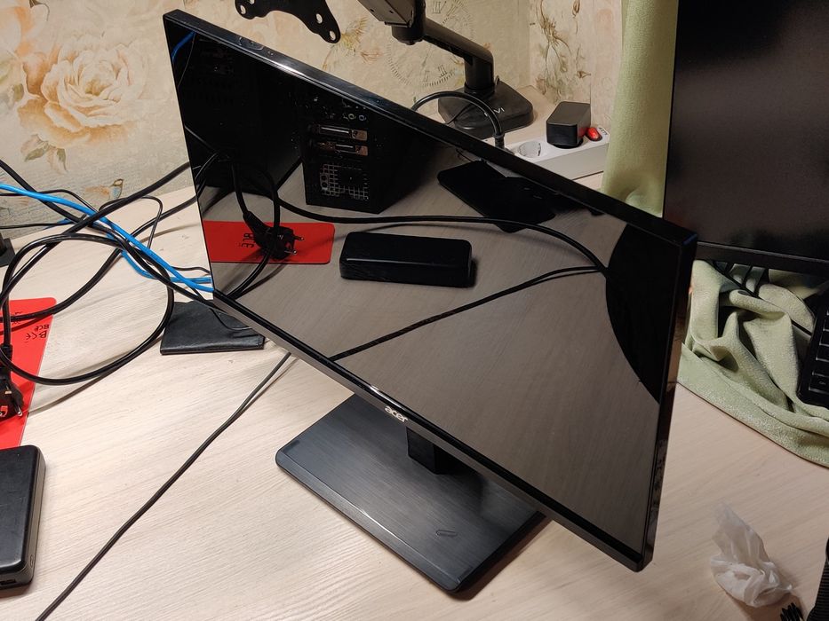 Глянцевый full HD монитор 24" 1080п