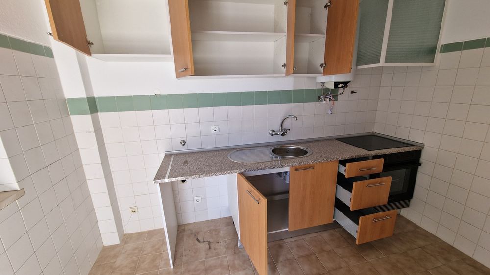 Cozinha nova, nunca usada.