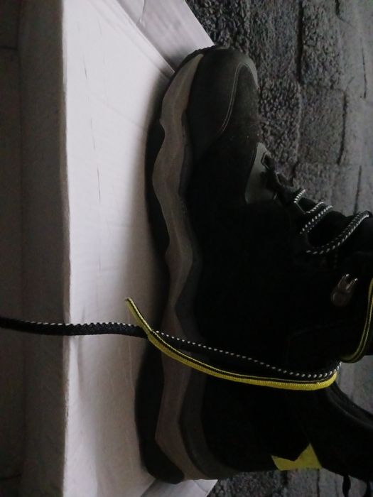 Теплі зимові черевики.