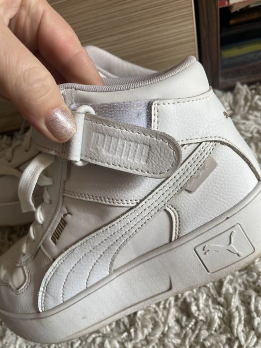 жіночі кросівки моделі Puma Carina Street Mid.