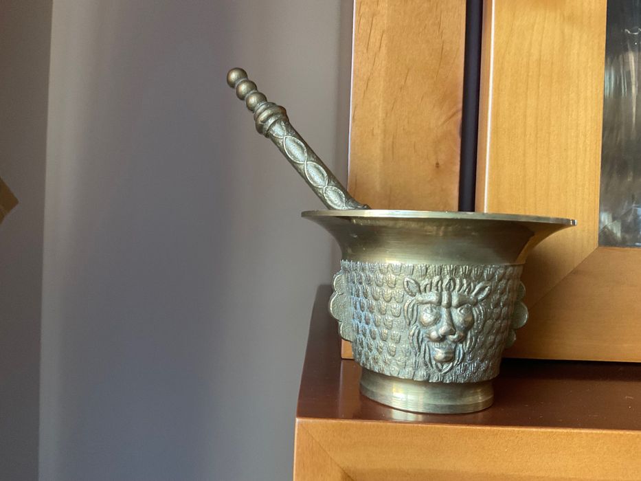Tacho, ânfora, almofariz, mesa latão