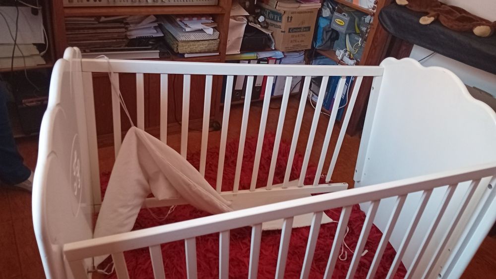 Cama de bebé com colchão