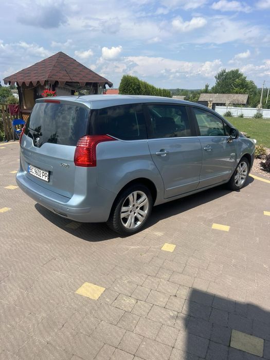 Peugeout 5008.