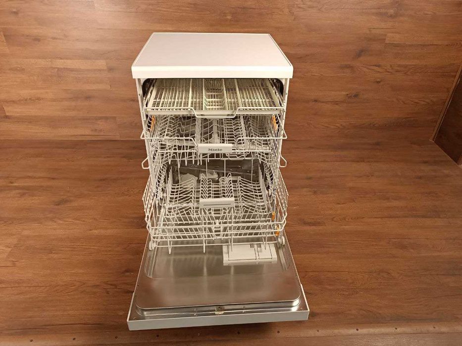 Посудомийна машина 
Miele G 4910 SC 60см окремостояча