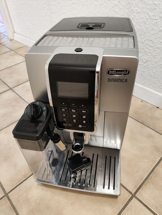 Кофеварка, кофемашина Delonghi Dinamica