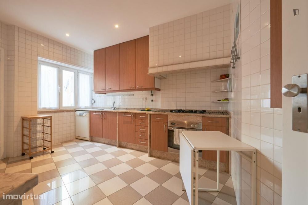 Quarto - localizado em Arroios Lisbon