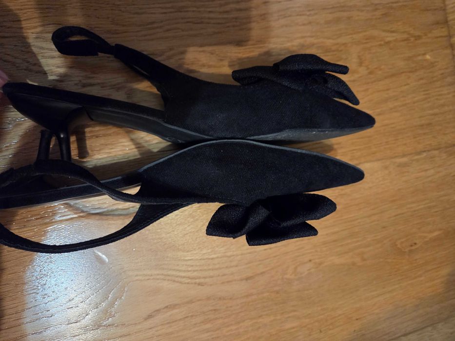 Buty czarne eleganckie z kokardą na malym obcasie zamszowe 40