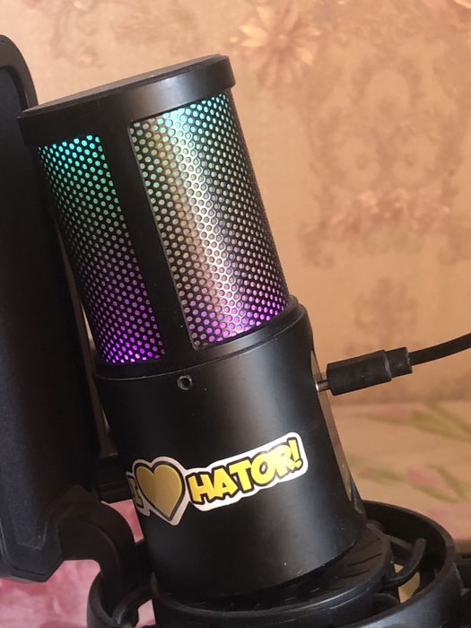 Микрофон Signify Hator с неплохим комплектом идеал состояния.