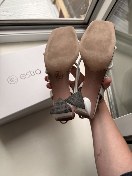 Білі босоніжки estro