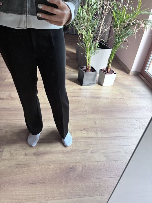 Czarne spodnie w kant 40