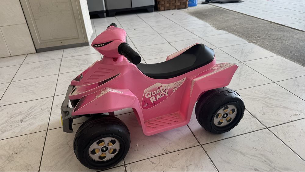 Moto4 criança rosa em bom estado