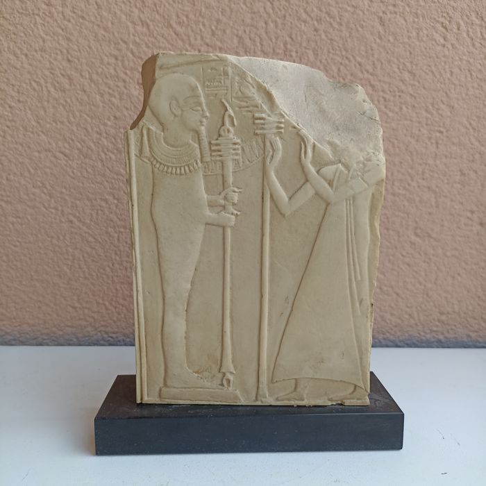 Baixo-relevo egípcio Ramsés II criança Museu do Louvre base em mármore