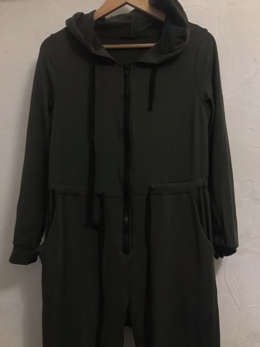 Комбинезон во весь рост с капюшоном